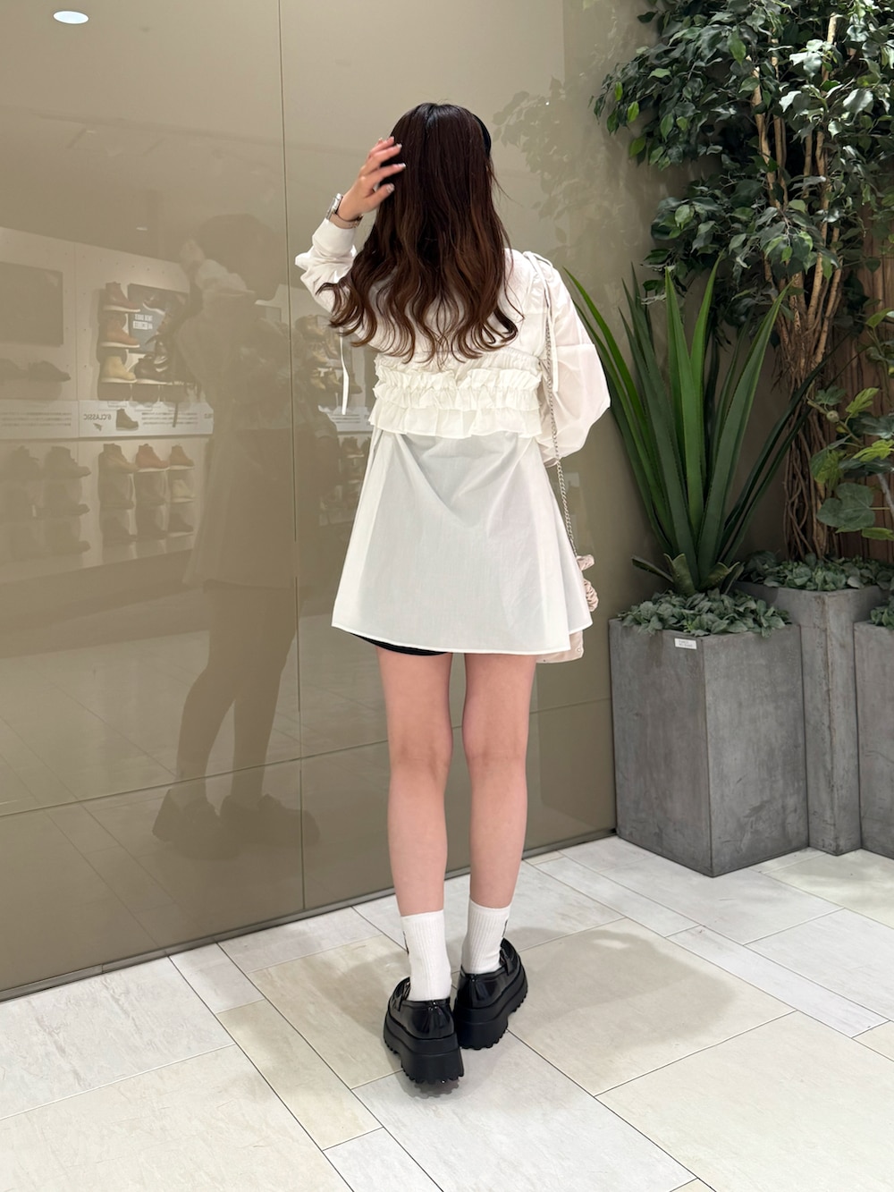 ホワイト系のシャツ/ブラウス、ブラック系のパンツ、ブラック系のローファーを着用したレディースの春コーディネートの4枚目の写真