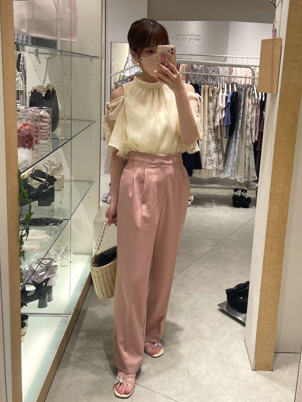 ホワイト系のシャツ/ブラウス、ピンク系のスラックス、その他のサンダルを着用したレディースの春コーディネートの4枚目の写真