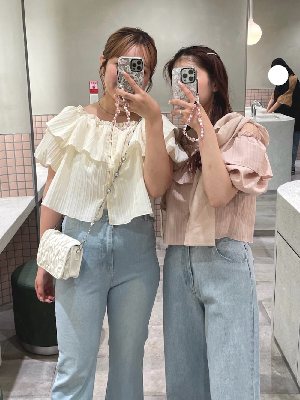 ピンク系のシャツ/ブラウス、ブルー系のデニムパンツ、ホワイト系のサンダルを着用したレディースの春コーディネートの2枚目の写真