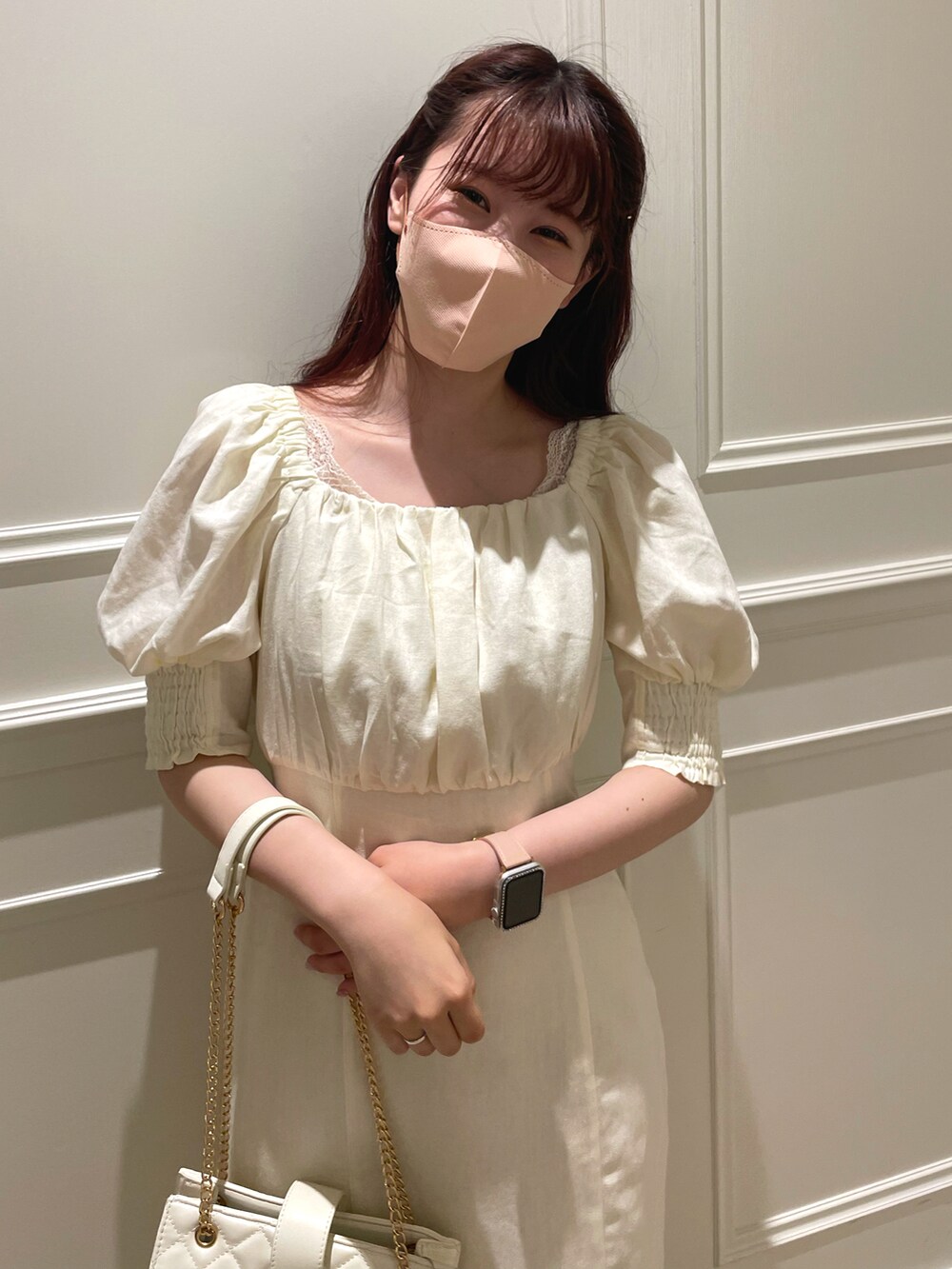 ホワイト系のワンピース、ホワイト系のショルダーバッグ、ホワイト系のサンダルを着用したレディースの夏コーディネートの4枚目の写真