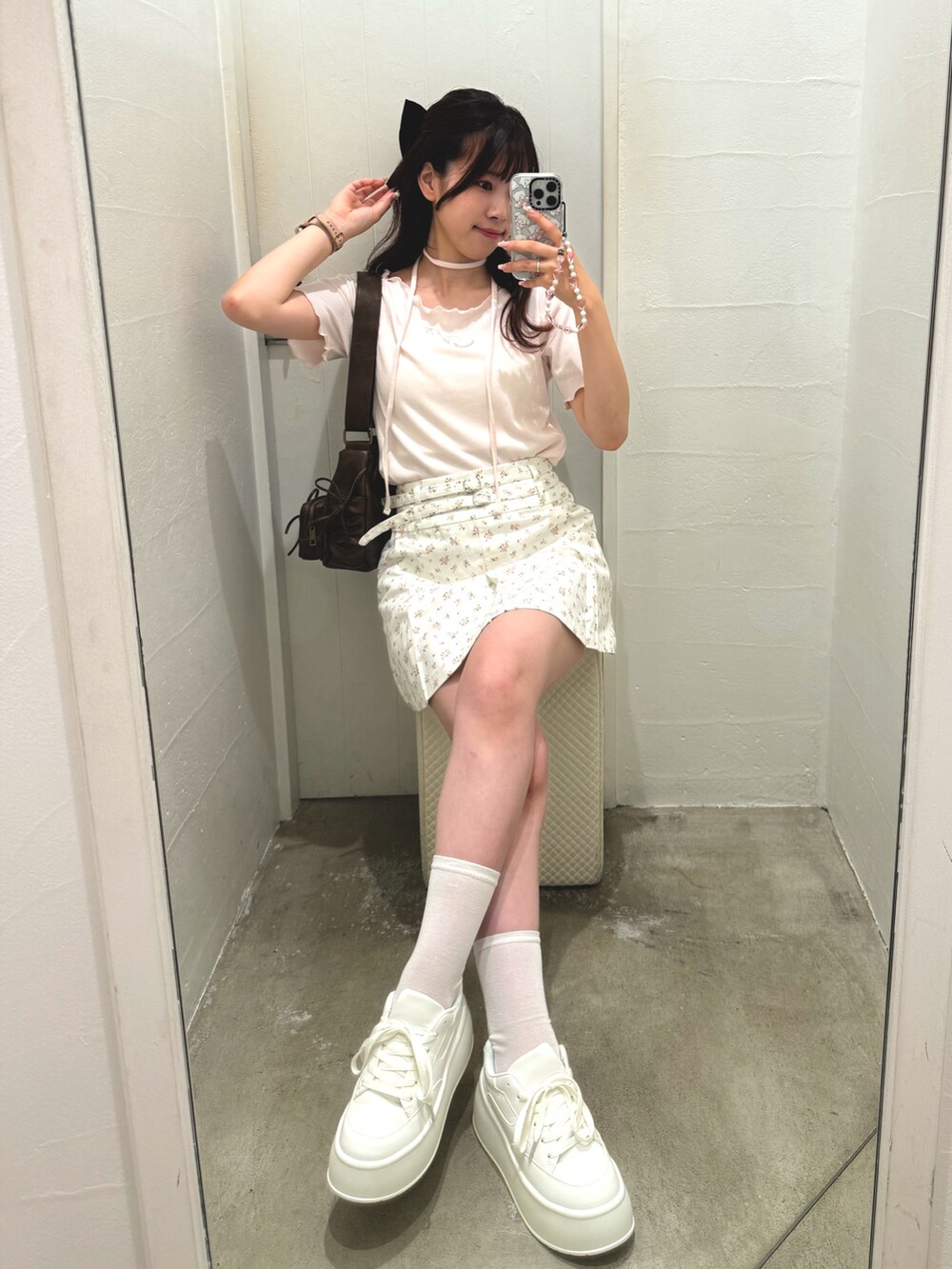 ピンク系のTシャツ/カットソー、ブルー系のデニムスカート、ホワイト系のスニーカーを着用したレディースの夏コーディネートの4枚目の写真