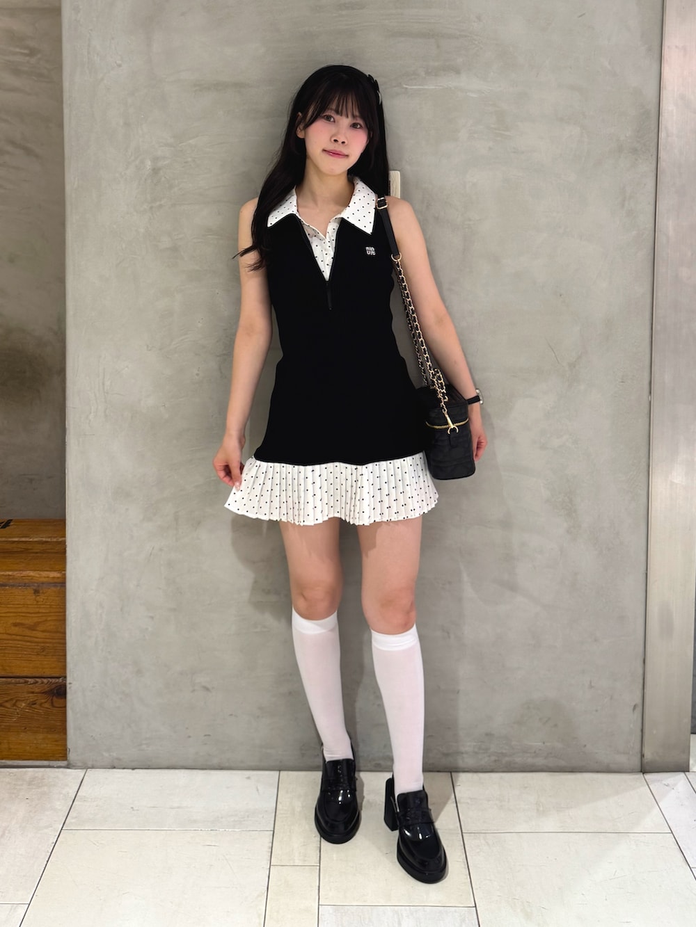 ブラック系のワンピース、ブラック系のショルダーバッグ、ブラック系のローファーを着用したレディースの夏コーディネートの2枚目の写真