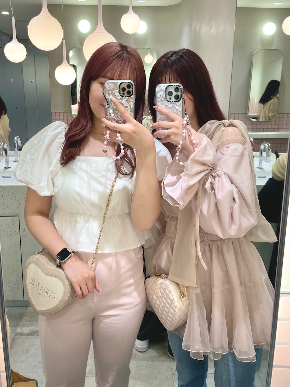 ブルー系のデニムパンツ、ベージュ系のショルダーバッグ、ピンク系のシャツ/ブラウスを着用したレディースの春コーディネートの2枚目の写真