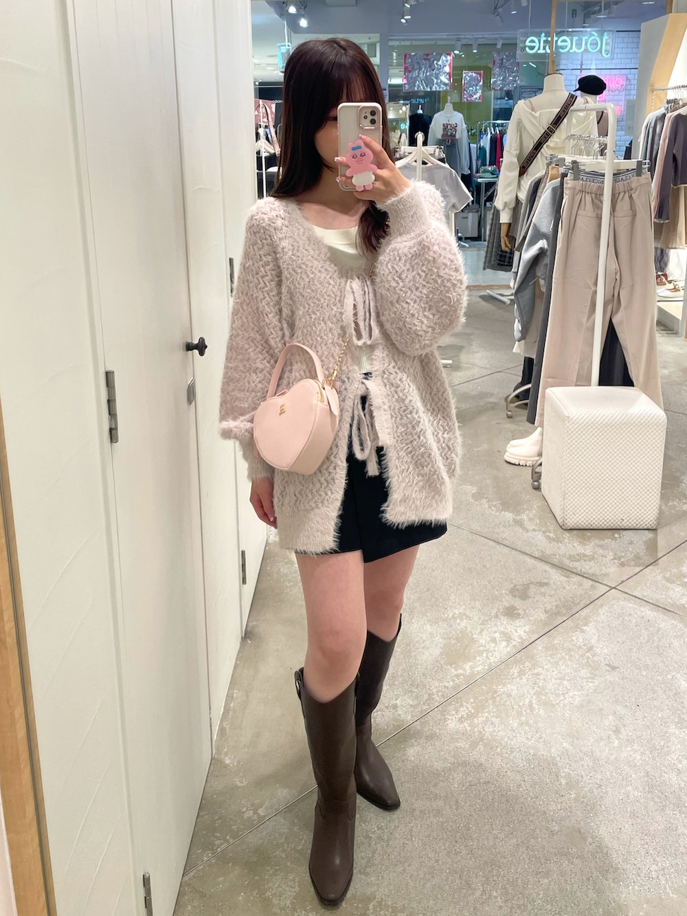 ピンク系のカーディガン/ボレロ、ホワイト系のショルダーバッグ、ブラック系のその他パンツを着用したレディースの秋コーディネートの2枚目の写真