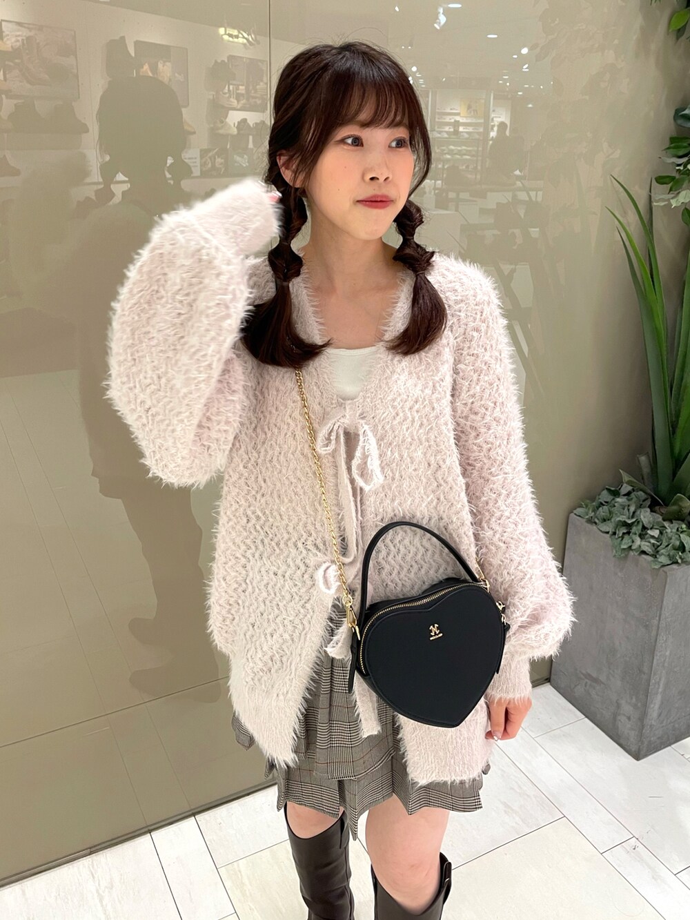 ピンク系のカーディガン/ボレロ、その他のスカート、ホワイト系のショルダーバッグを着用したレディースの秋コーディネートの5枚目の写真