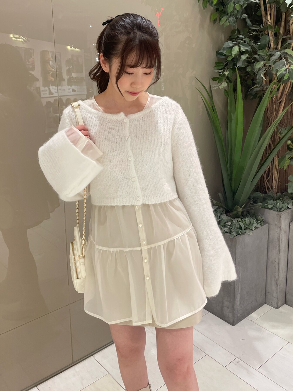 ホワイト系のニット/セーター、ホワイト系のチュニック、ホワイト系のスカートを着用したレディースの秋コーディネートの4枚目の写真