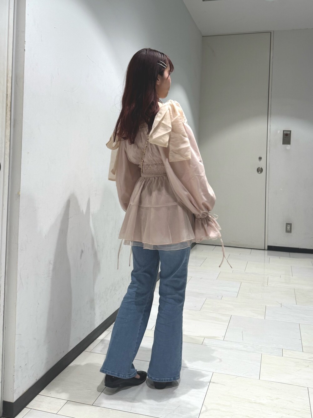 ブルー系のデニムパンツ、ベージュ系のショルダーバッグ、ピンク系のシャツ/ブラウスを着用したレディースの春コーディネートの5枚目の写真