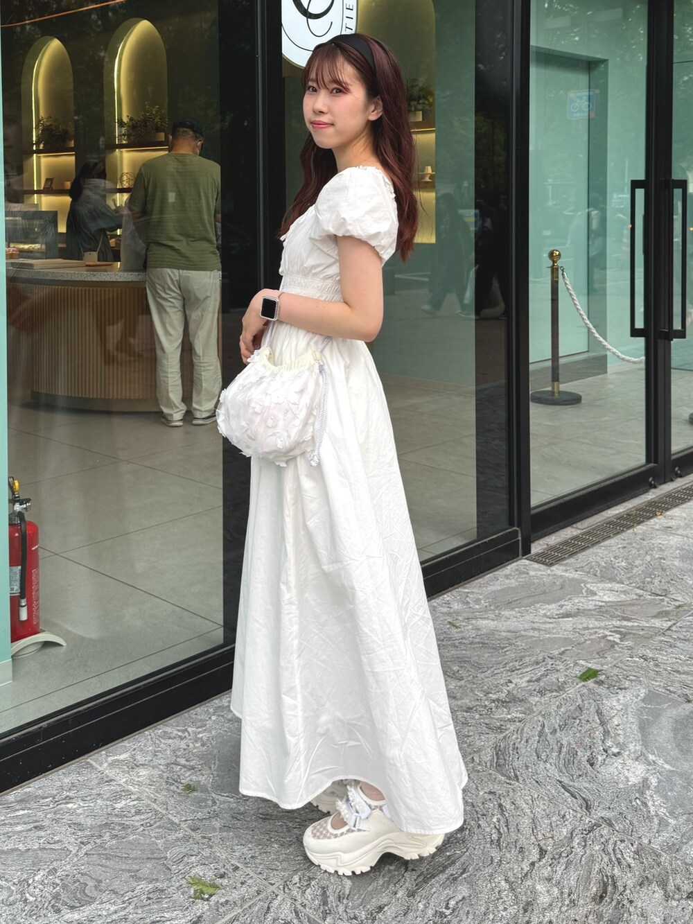 ホワイト系のワンピースを着用したレディースの春コーディネートの2枚目の写真