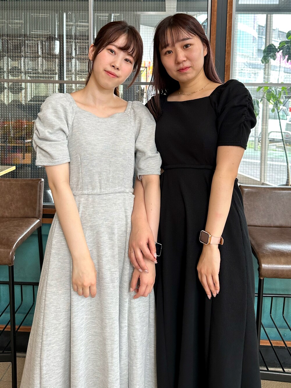 ベージュ系のワンピース、ホワイト系のサンダルを着用したレディースの夏コーディネートの3枚目の写真