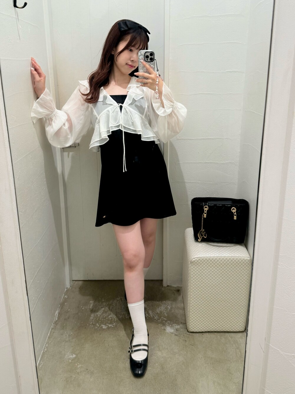 ホワイト系のワンピース/ドレス、ホワイト系のショルダーバッグ、ブラック系のパンプスを着用したレディースの夏コーディネートの3枚目の写真