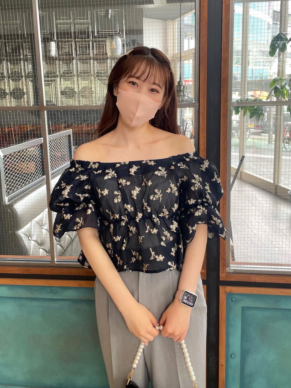 ホワイト系のシャツ/ブラウス、ピンク系のスラックス、ホワイト系のショルダーバッグを着用したレディースの春コーディネートの4枚目の写真