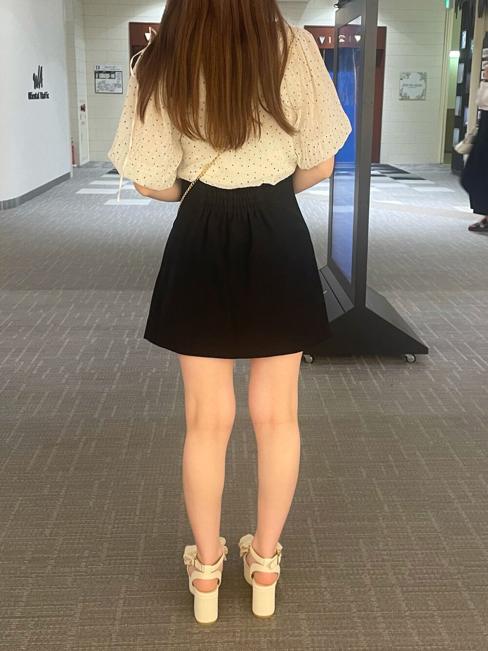 その他のシャツ/ブラウス、ブラック系のその他パンツ、ホワイト系のサンダルを着用したレディースの春コーディネートの4枚目の写真