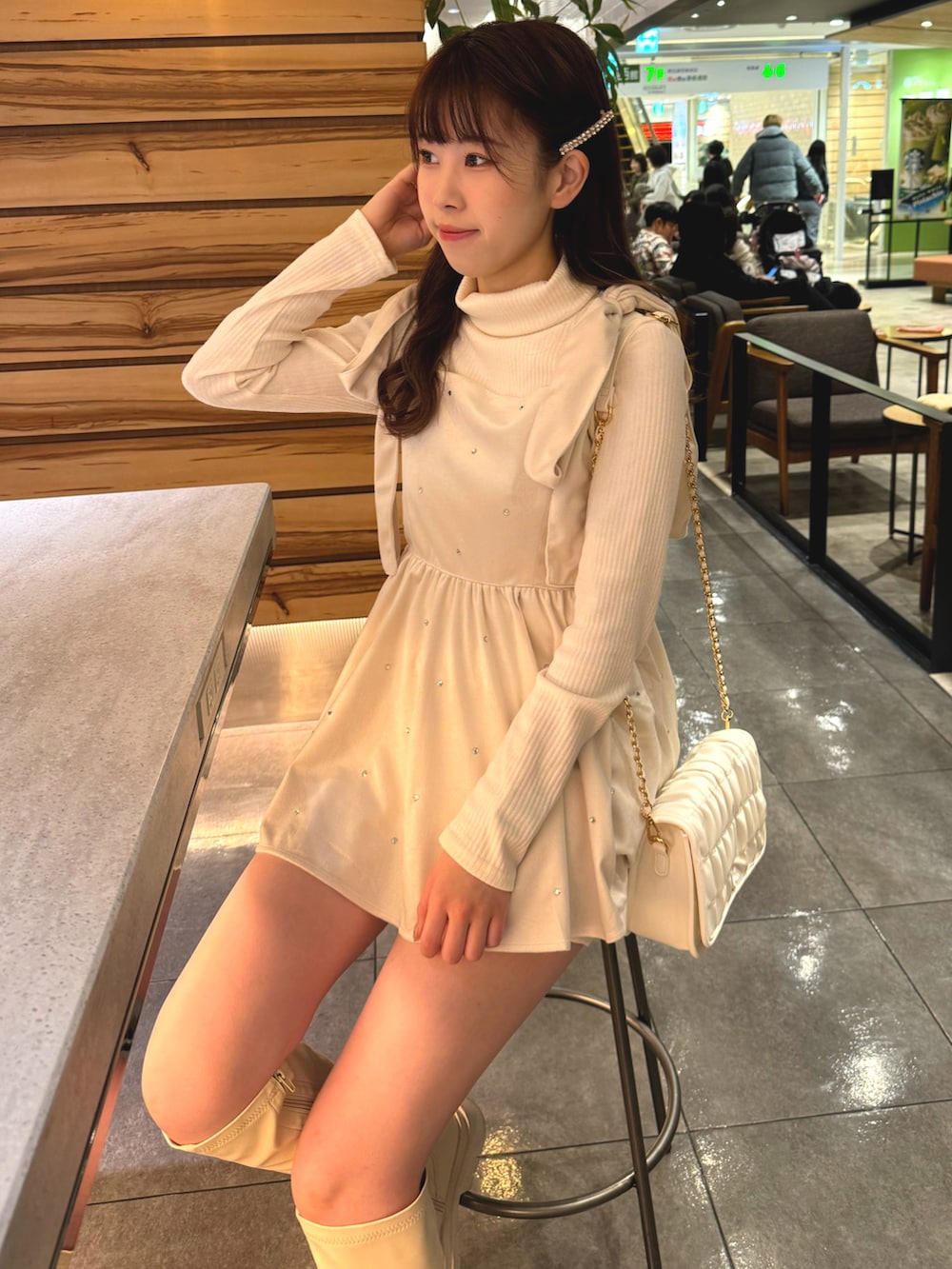 ホワイト系のTシャツ/カットソー、ホワイト系のその他トップス、ホワイト系のその他パンツを着用したレディースの冬コーディネートの2枚目の写真