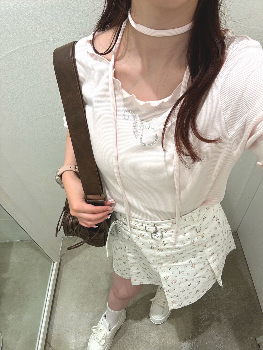 ピンク系のTシャツ/カットソー、ブルー系のデニムスカート、ホワイト系のスニーカーを着用したレディースの夏コーディネートの3枚目の写真