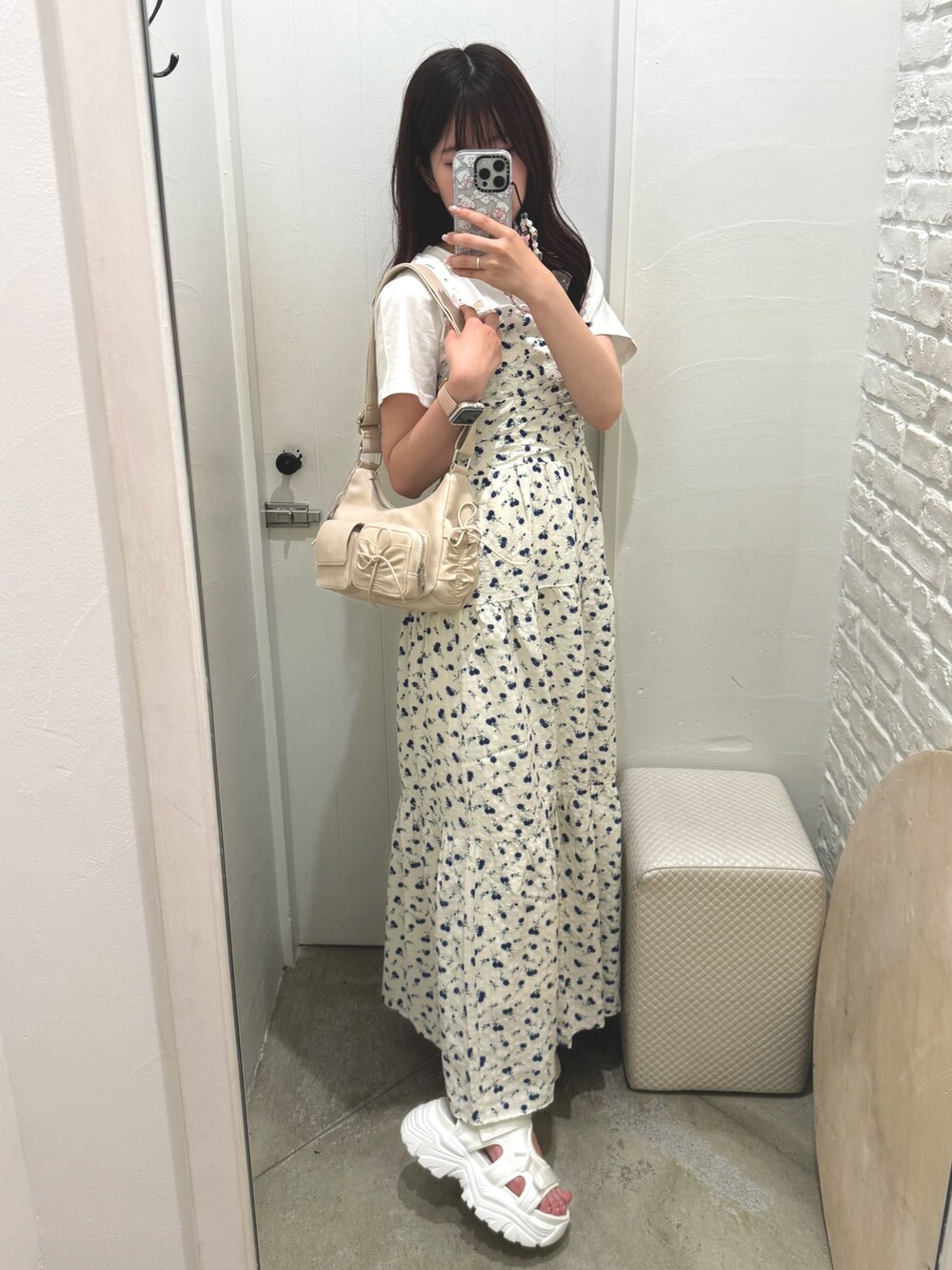 ホワイト系のTシャツ/カットソー、ホワイト系のショルダーバッグ、ホワイト系のワンピース/ドレスを着用したレディースの夏コーディネートの2枚目の写真