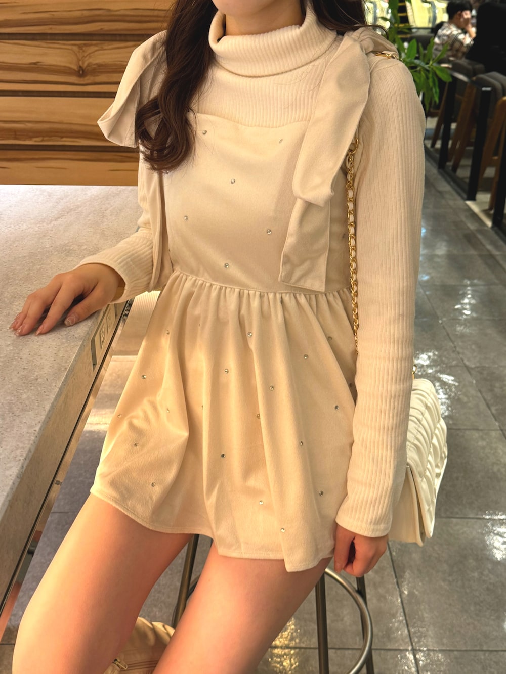 ホワイト系のTシャツ/カットソー、ホワイト系のその他トップス、ホワイト系のその他パンツを着用したレディースの冬コーディネートの3枚目の写真