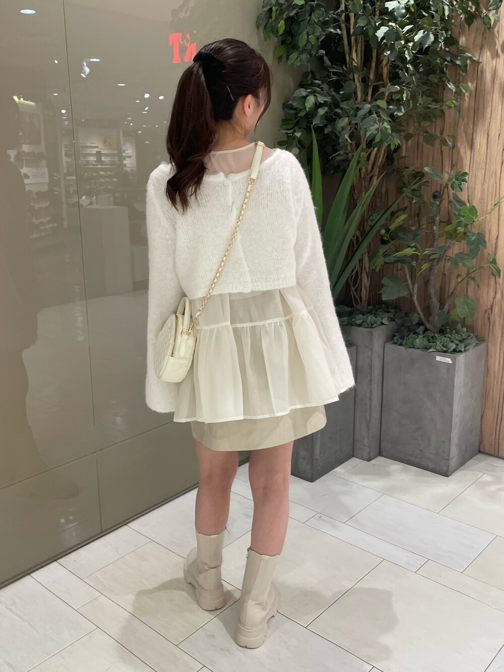 ホワイト系のニット/セーター、ホワイト系のチュニック、ホワイト系のスカートを着用したレディースの秋コーディネートの3枚目の写真