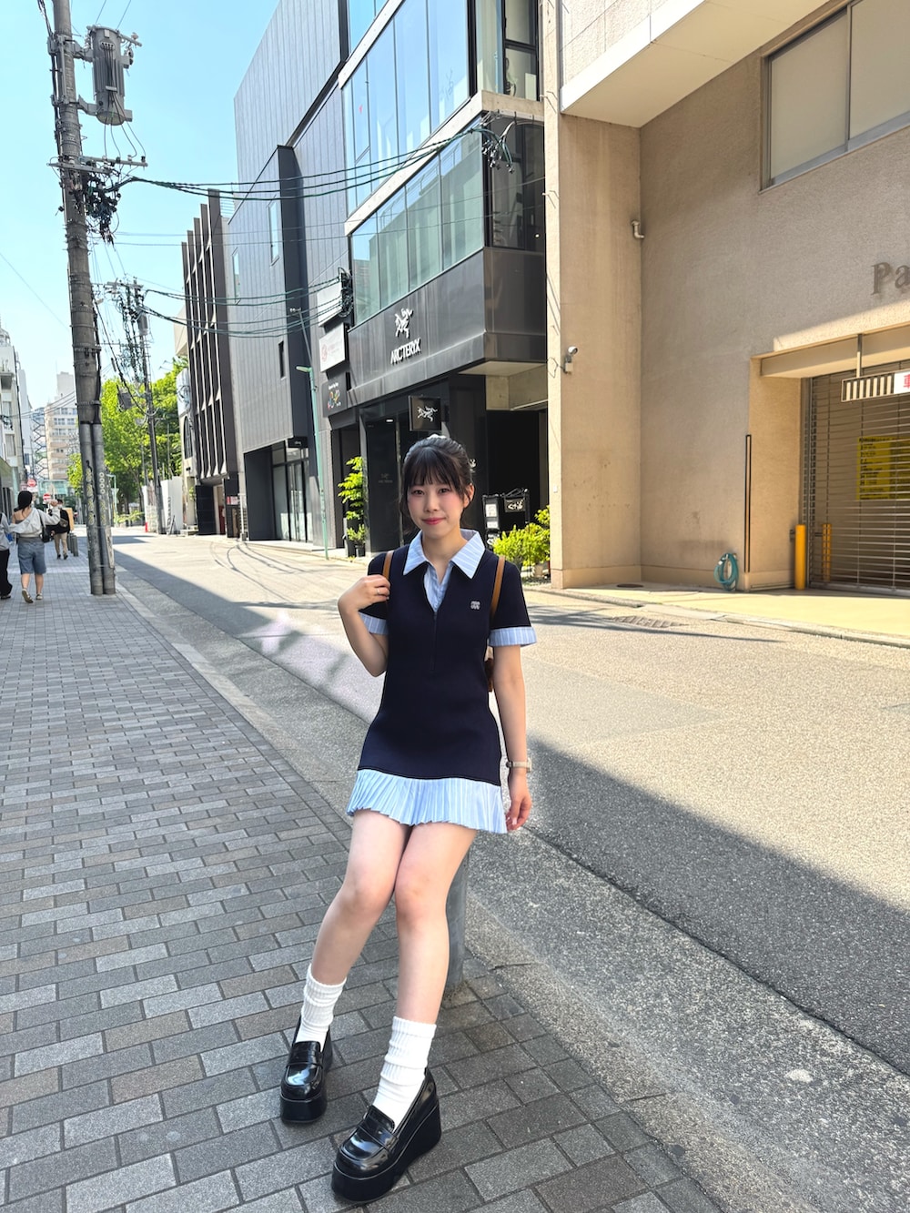 ブルー系のワンピース、ブラック系のローファーを着用したレディースの春コーディネートの5枚目の写真