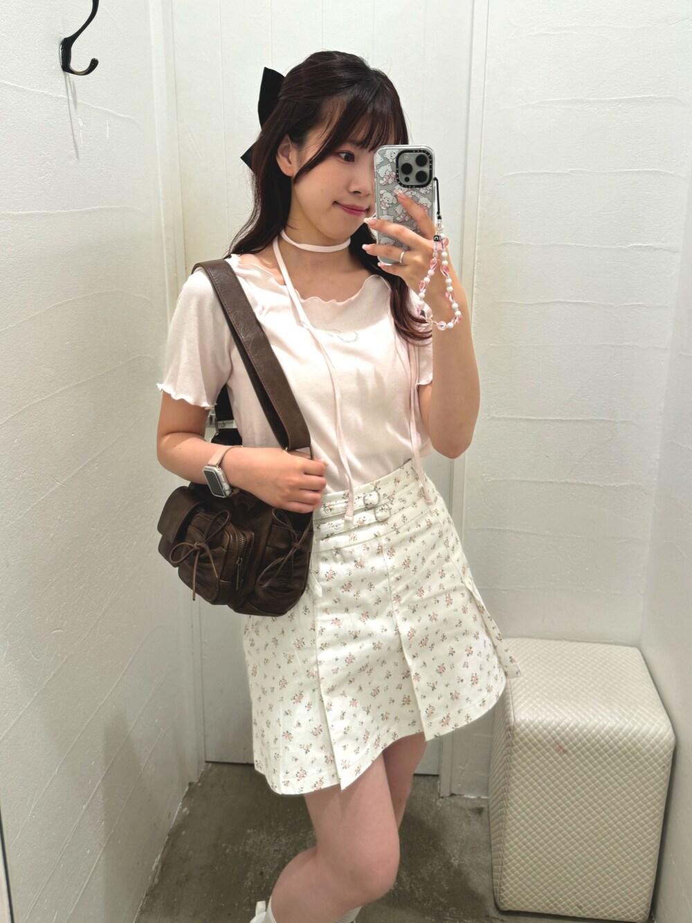 ピンク系のTシャツ/カットソー、ブルー系のデニムスカート、ホワイト系のスニーカーを着用したレディースの夏コーディネートの5枚目の写真