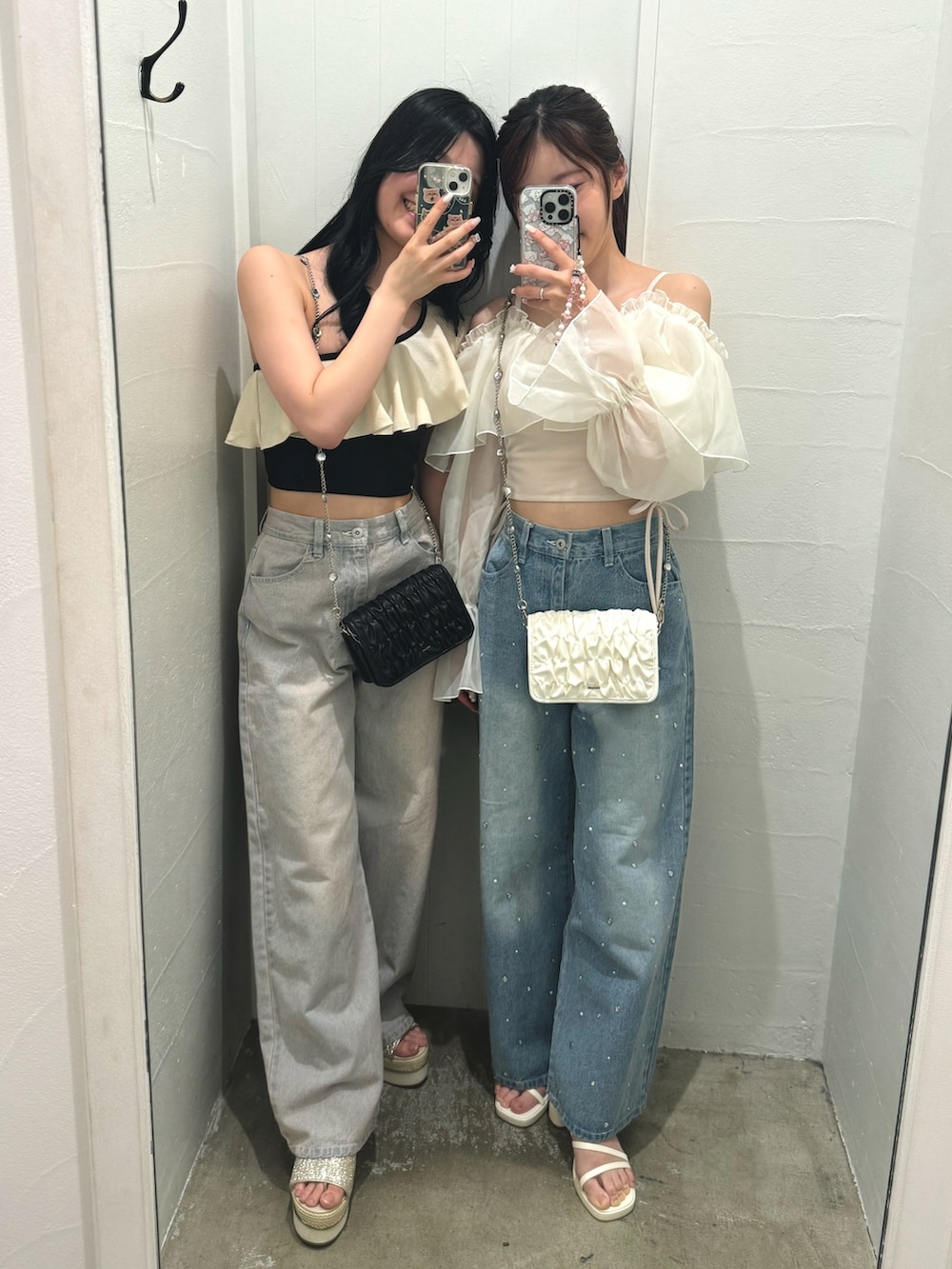 ホワイト系のショルダーバッグ、ブルー系のデニムパンツ、ホワイト系の水着を着用したレディースの夏コーディネートの2枚目の写真