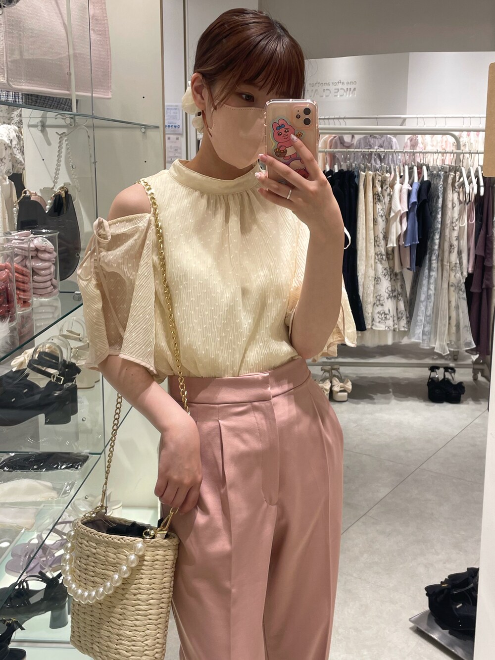 ホワイト系のシャツ/ブラウス、ピンク系のスラックス、その他のサンダルを着用したレディースの春コーディネートの5枚目の写真