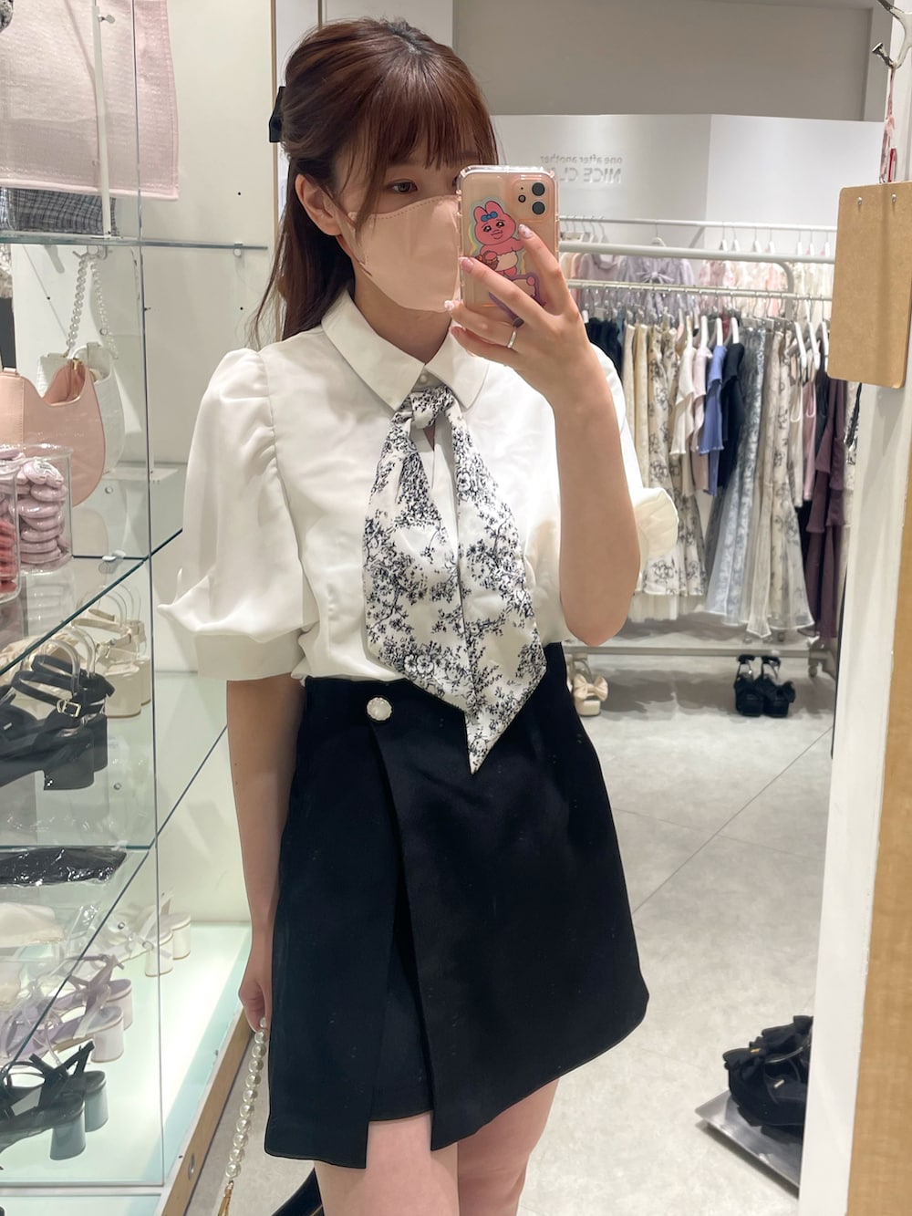 ホワイト系のシャツ/ブラウス、ブラック系のその他パンツ、ホワイト系のショルダーバッグを着用したレディースの春コーディネートの5枚目の写真