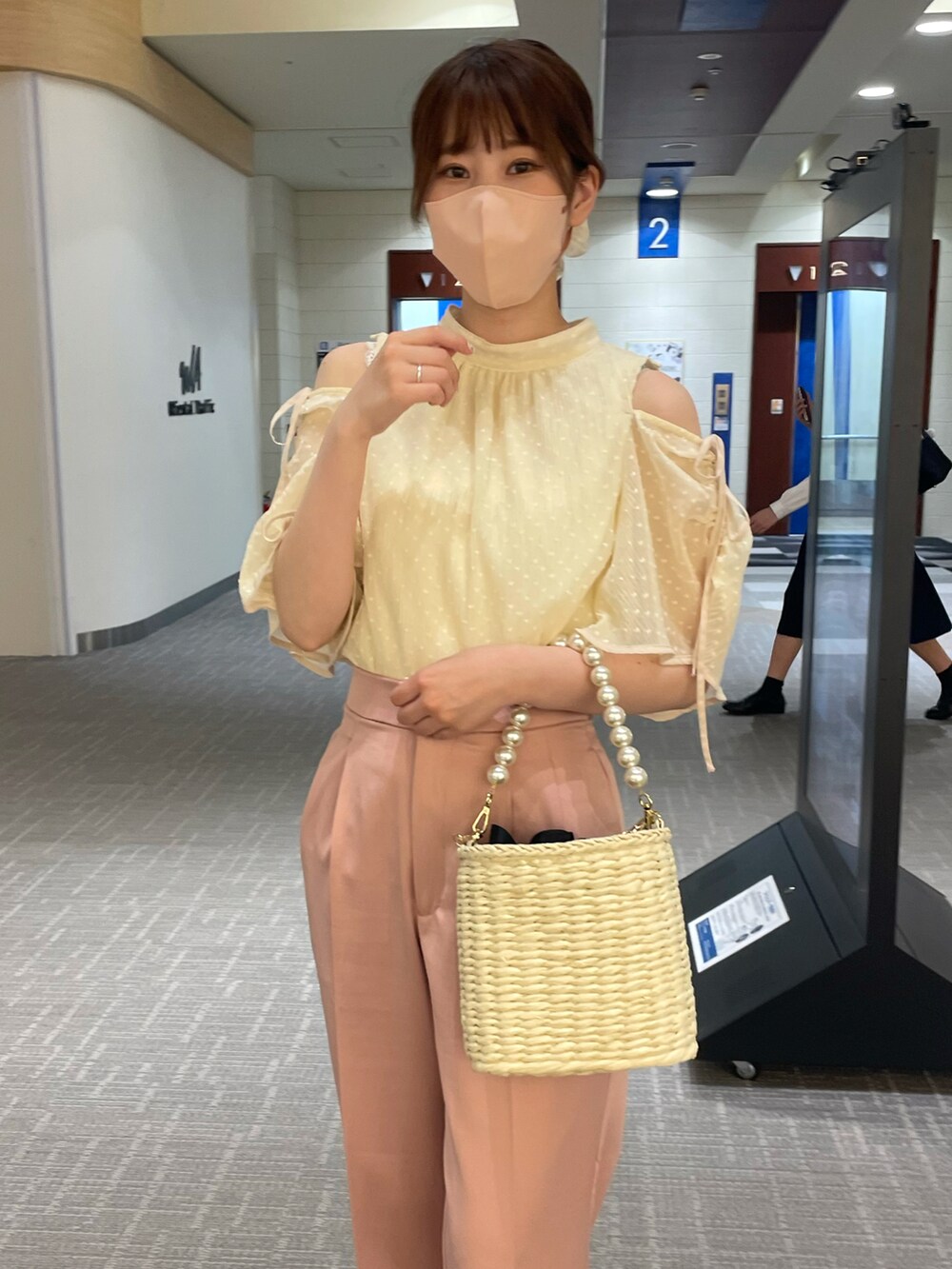 ホワイト系のシャツ/ブラウス、ピンク系のスラックス、その他のサンダルを着用したレディースの春コーディネートの2枚目の写真