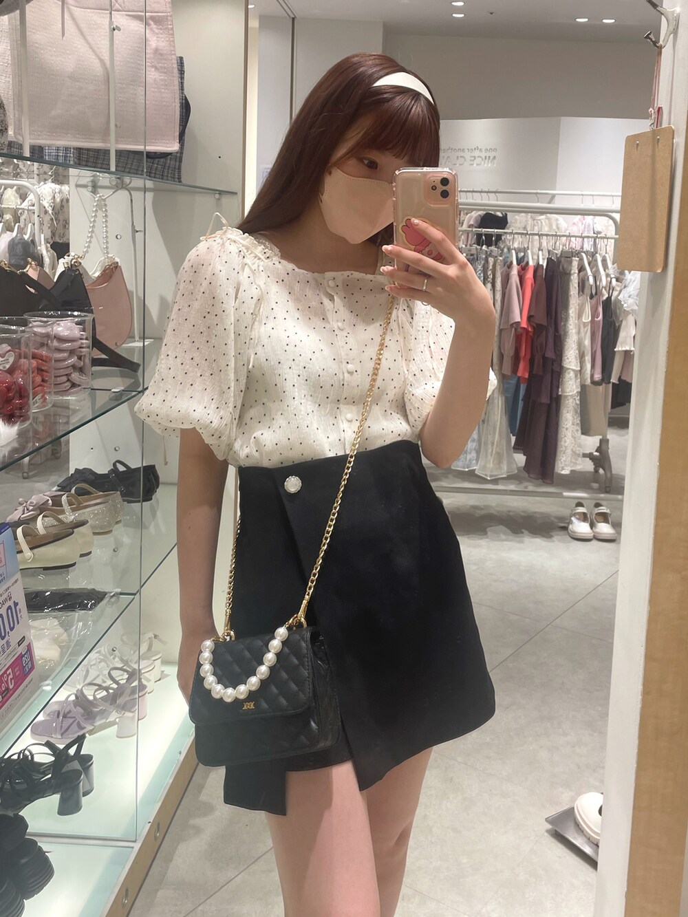 その他のシャツ/ブラウス、ブラック系のその他パンツ、ホワイト系のサンダルを着用したレディースの春コーディネートの5枚目の写真