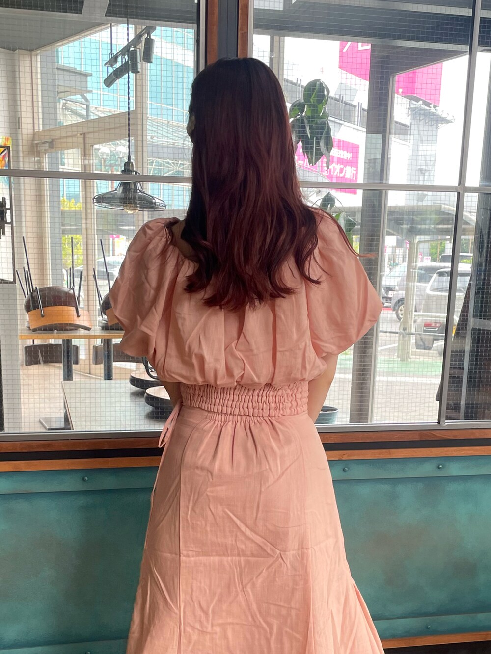 ピンク系のシャツ/ブラウス、ピンク系のスカート、ホワイト系のサンダルを着用したレディースの夏コーディネートの4枚目の写真