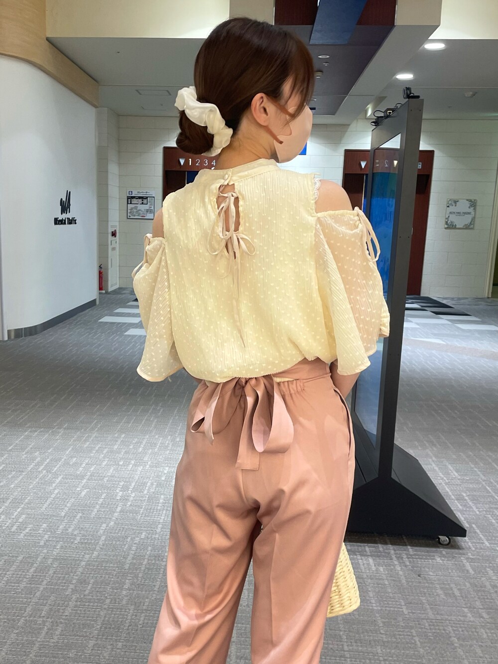 ホワイト系のシャツ/ブラウス、ピンク系のスラックス、その他のサンダルを着用したレディースの春コーディネートの3枚目の写真