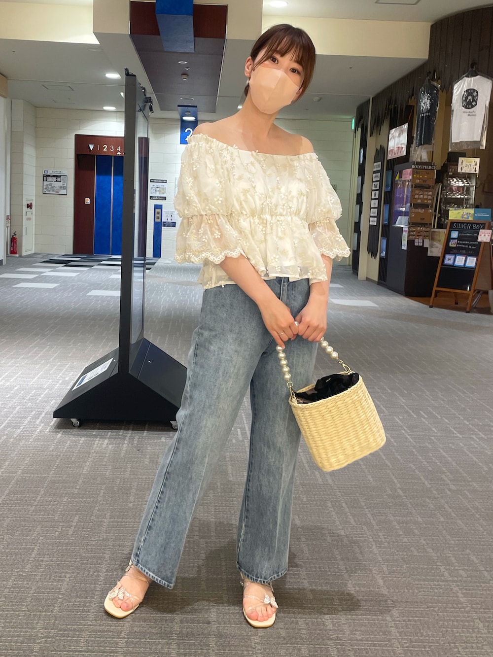 ホワイト系のシャツ/ブラウス、ブルー系のデニムパンツ、その他のサンダルを着用したレディースの春コーディネートの5枚目の写真