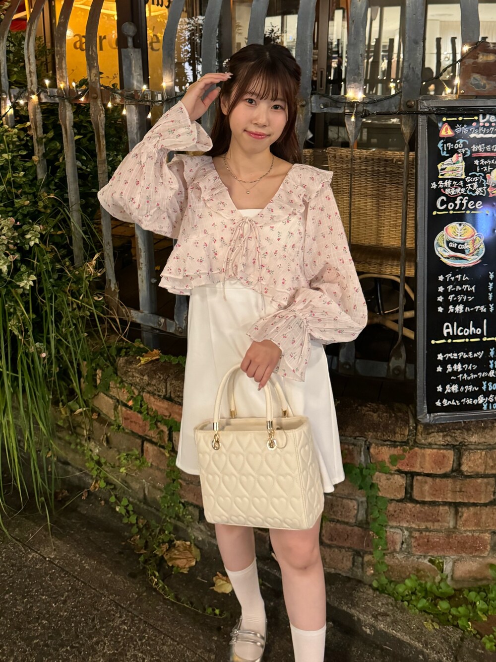 ピンク系のワンピース/ドレス、ホワイト系のショルダーバッグ、ブラック系のパンプスを着用したレディースの夏コーディネートの4枚目の写真