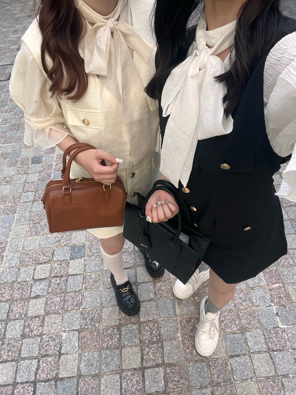 ホワイト系のシャツ/ブラウス、ホワイト系のベスト、ブラウン系のボストンバッグを着用したレディースの夏コーディネートの5枚目の写真