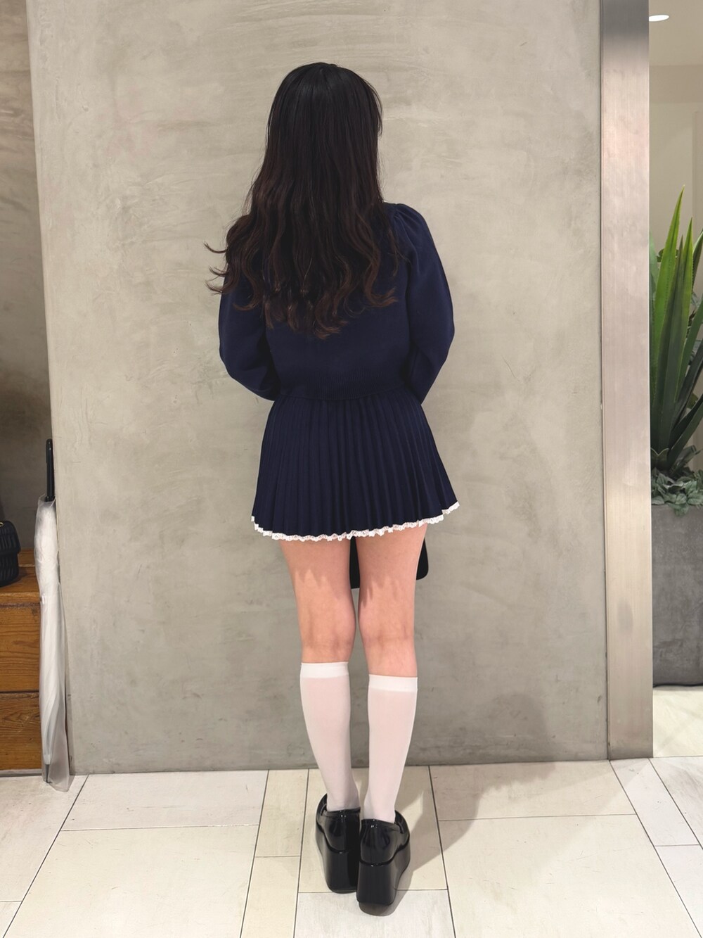 ブルー系のワンピース、ブラック系のトートバッグ、ブラック系のローファーを着用したレディースの春コーディネートの3枚目の写真