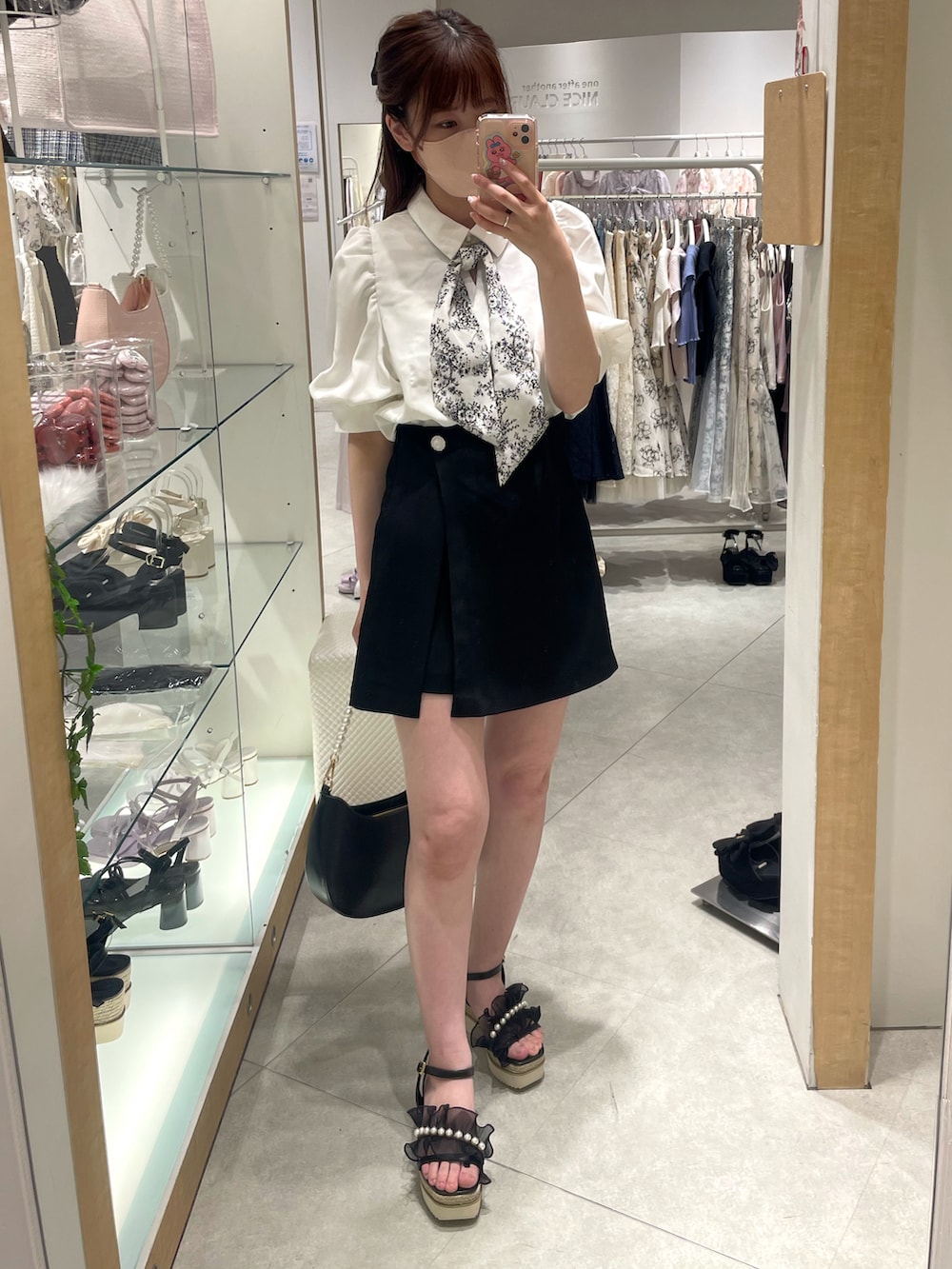 ホワイト系のシャツ/ブラウス、ブラック系のその他パンツ、ホワイト系のショルダーバッグを着用したレディースの春コーディネートの3枚目の写真