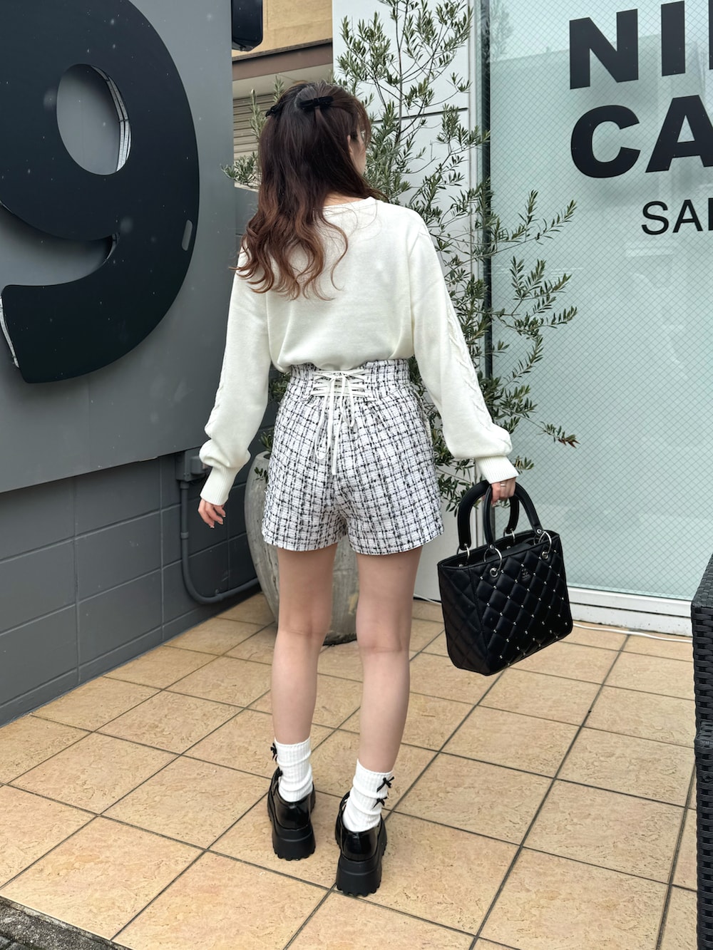 「カジュアルコーデ、春服コーデ、春ファッション、お洒落さんとつながりたい、骨格ウェーブ、モノトーンコーデ、カジュアルガーリー、おでかけコーデ、ケーブルニット、ショートパンツ、ニット、キルティングバッグ、ローファー、ナイスクラップ、ガーリー」|「one after another NICE CLAUPのワンポイント刺繍ケーブルニット(ニット/セーター、ホワイト系)」を使った、ゆうはさん(レディース・155cm)の冬コーディネートの4枚目の写真