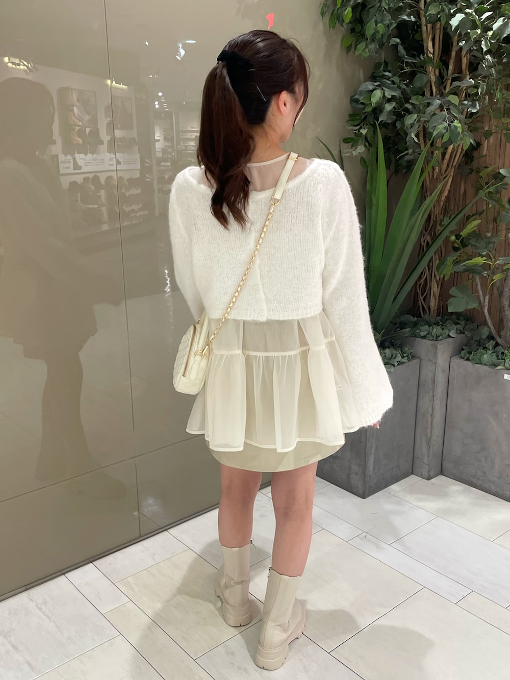 ホワイト系のニット/セーター、ホワイト系のチュニック、ホワイト系のスカートを着用したレディースの秋コーディネートの4枚目の写真