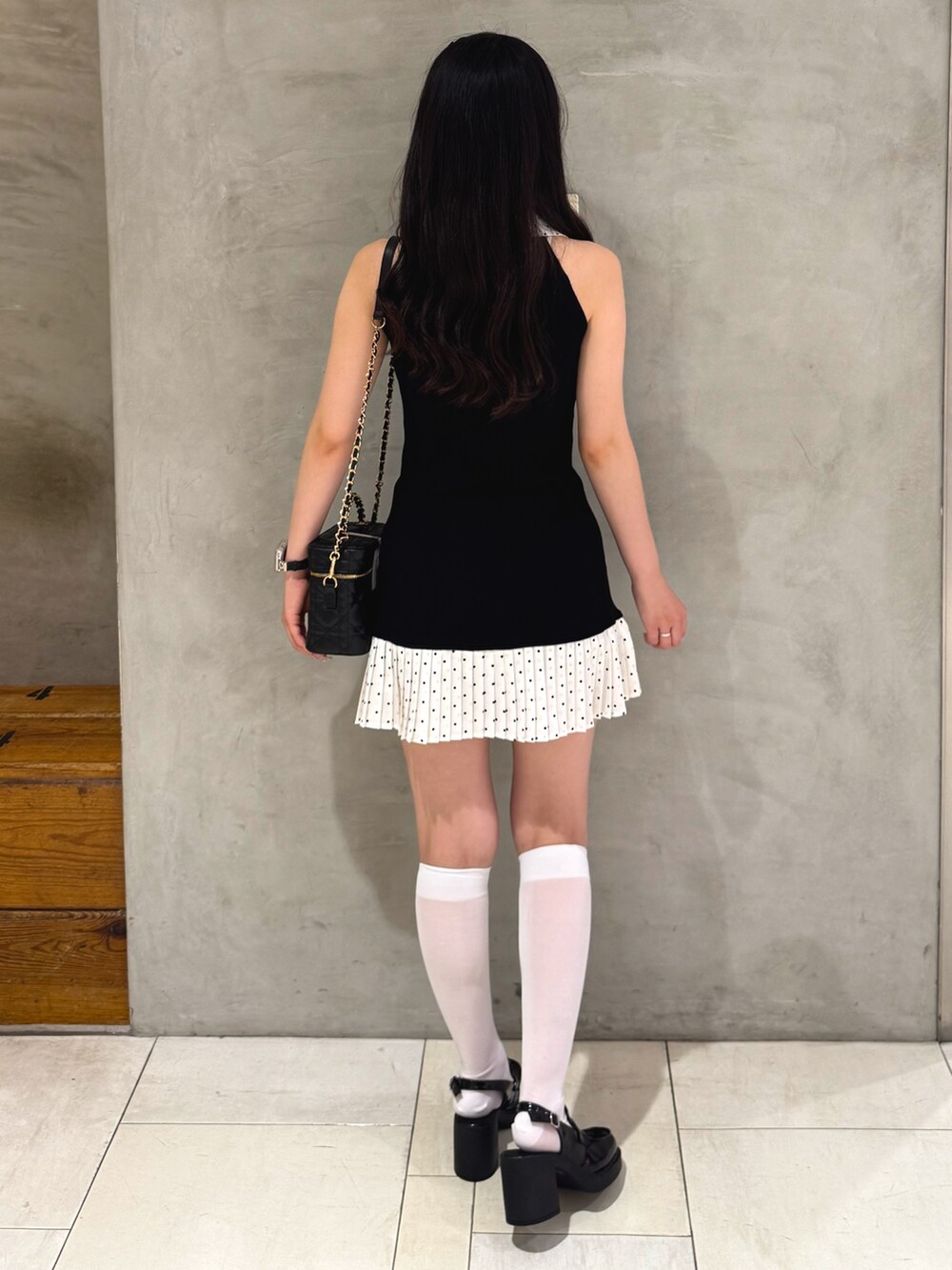 ブラック系のワンピース、ブラック系のショルダーバッグ、ブラック系のローファーを着用したレディースの夏コーディネートの4枚目の写真