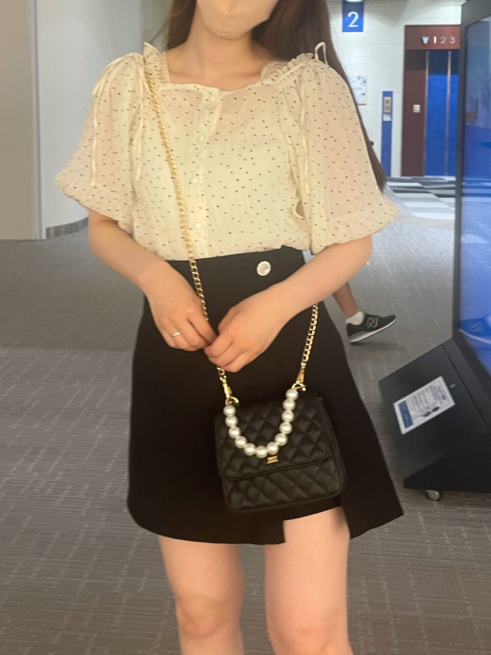 その他のシャツ/ブラウス、ブラック系のその他パンツ、ホワイト系のサンダルを着用したレディースの春コーディネートの2枚目の写真