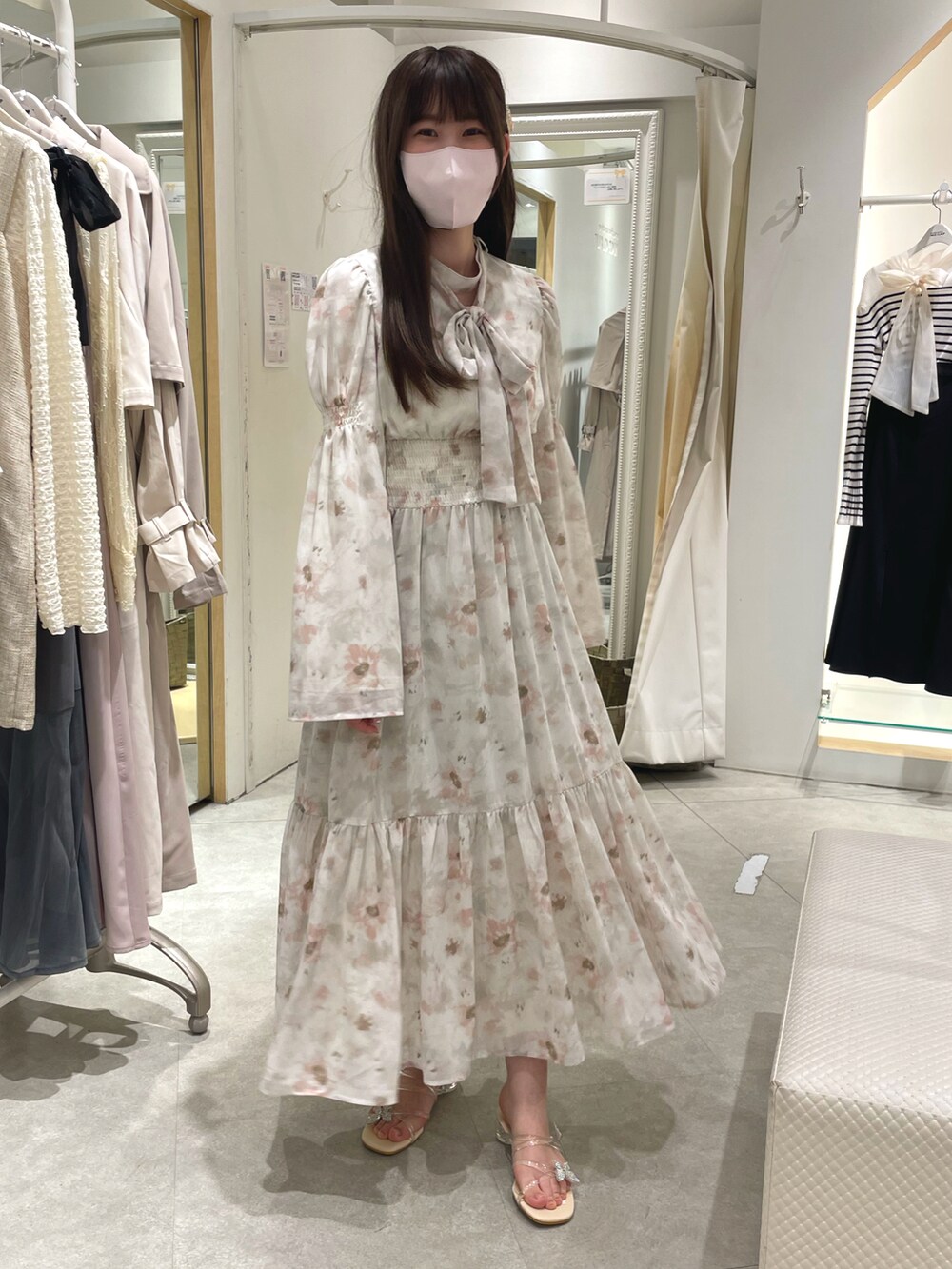 ピンク系のワンピース、その他のサンダルを着用したレディースの春コーディネートの2枚目の写真