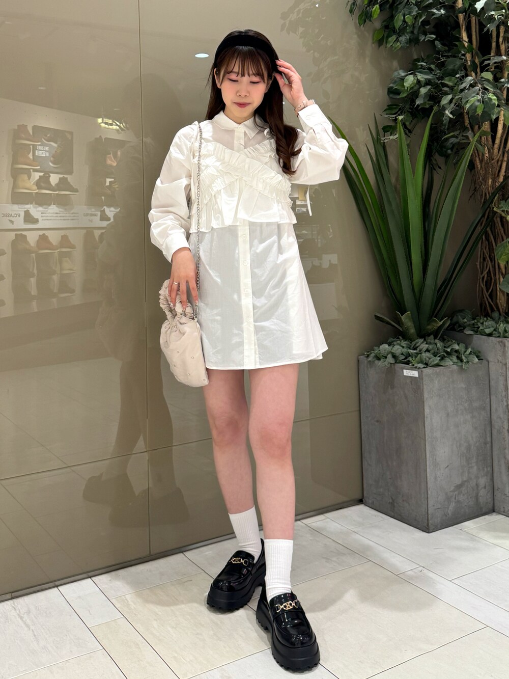 ホワイト系のシャツ/ブラウス、ブラック系のパンツ、ブラック系のローファーを着用したレディースの春コーディネートの2枚目の写真