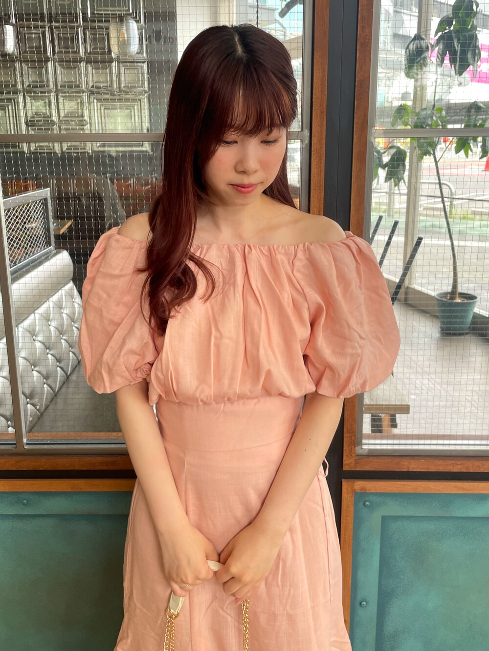 ピンク系のシャツ/ブラウス、ピンク系のスカート、ホワイト系のサンダルを着用したレディースの夏コーディネートの2枚目の写真