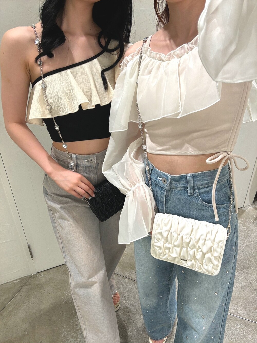 ホワイト系のショルダーバッグ、ブルー系のデニムパンツ、ホワイト系の水着を着用したレディースの夏コーディネートの5枚目の写真