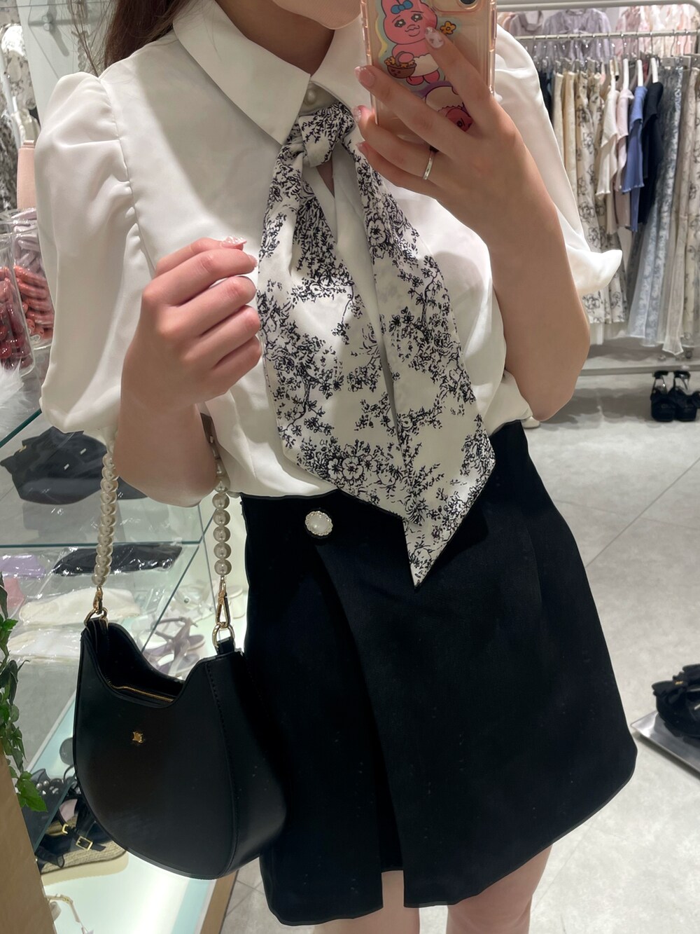 ホワイト系のシャツ/ブラウス、ブラック系のその他パンツ、ホワイト系のショルダーバッグを着用したレディースの春コーディネートの4枚目の写真