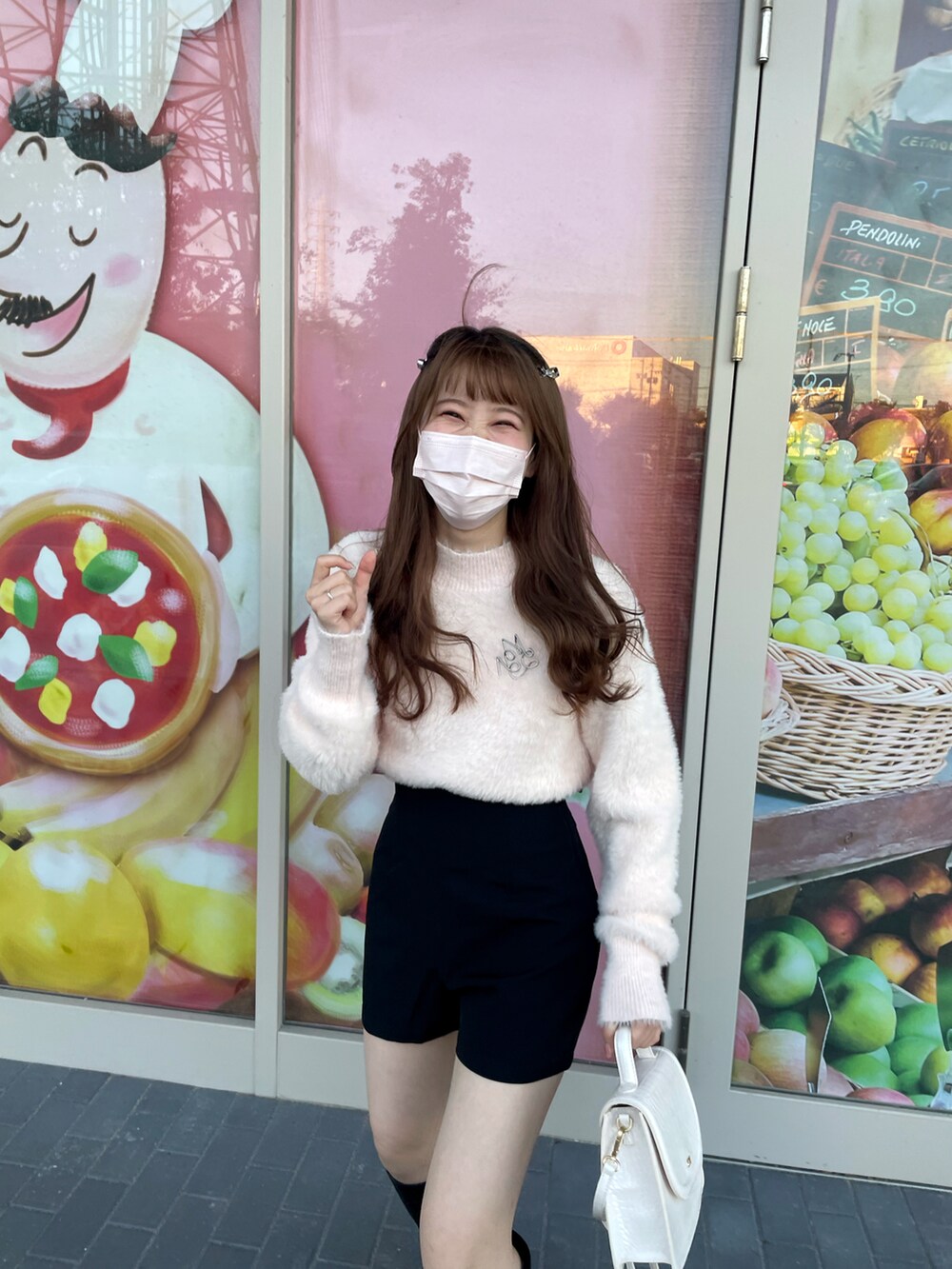 ピンク系のニット/セーター、ブラック系のその他パンツ、ホワイト系のショルダーバッグを着用したレディースの秋コーディネートの2枚目の写真