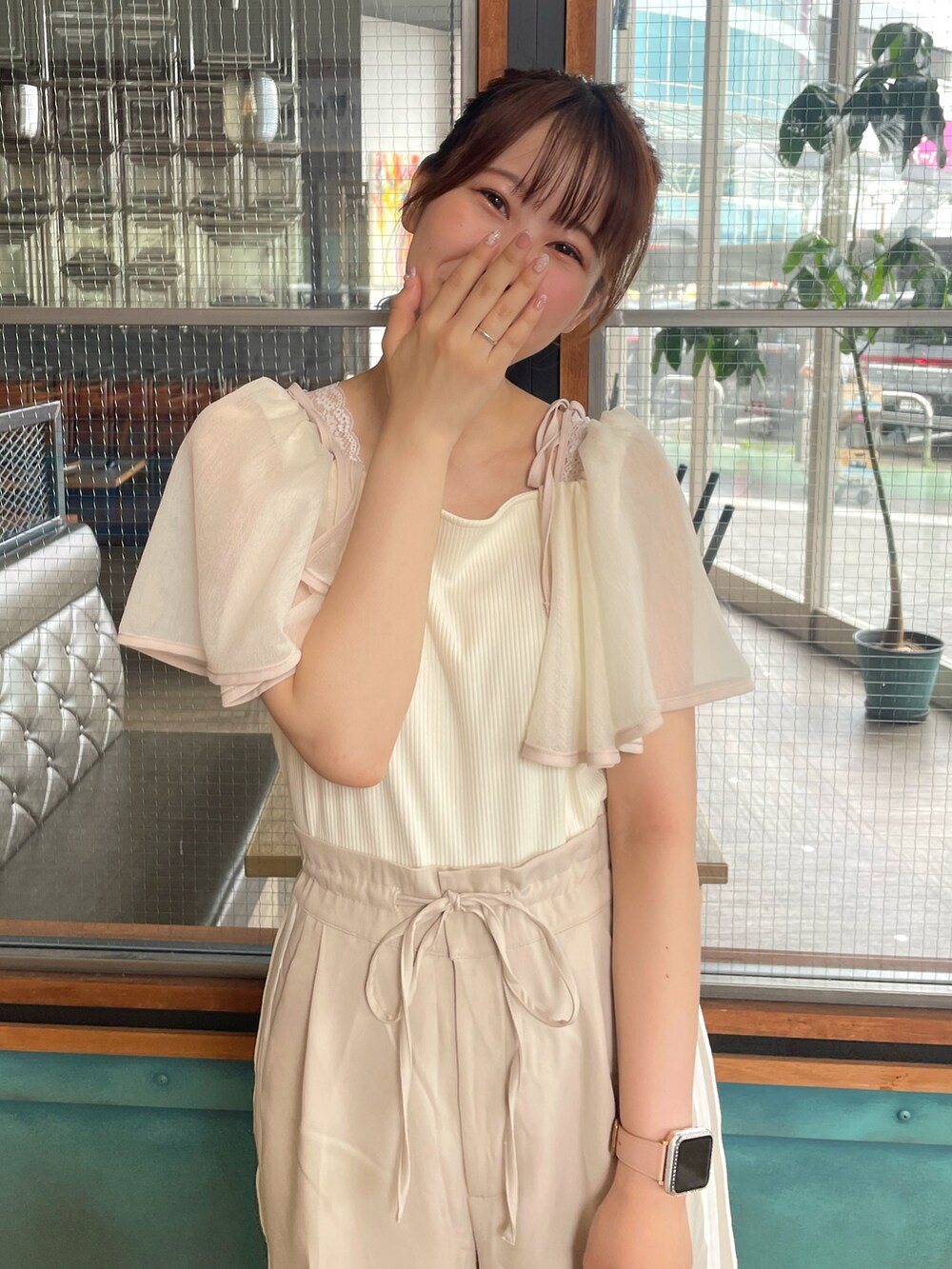 ホワイト系のTシャツ/カットソー、ベージュ系のスラックス、ブラック系のサンダルを着用したレディースの春コーディネートの4枚目の写真