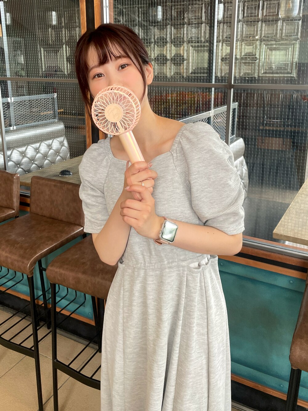 ベージュ系のワンピース、ホワイト系のサンダルを着用したレディースの夏コーディネートの5枚目の写真