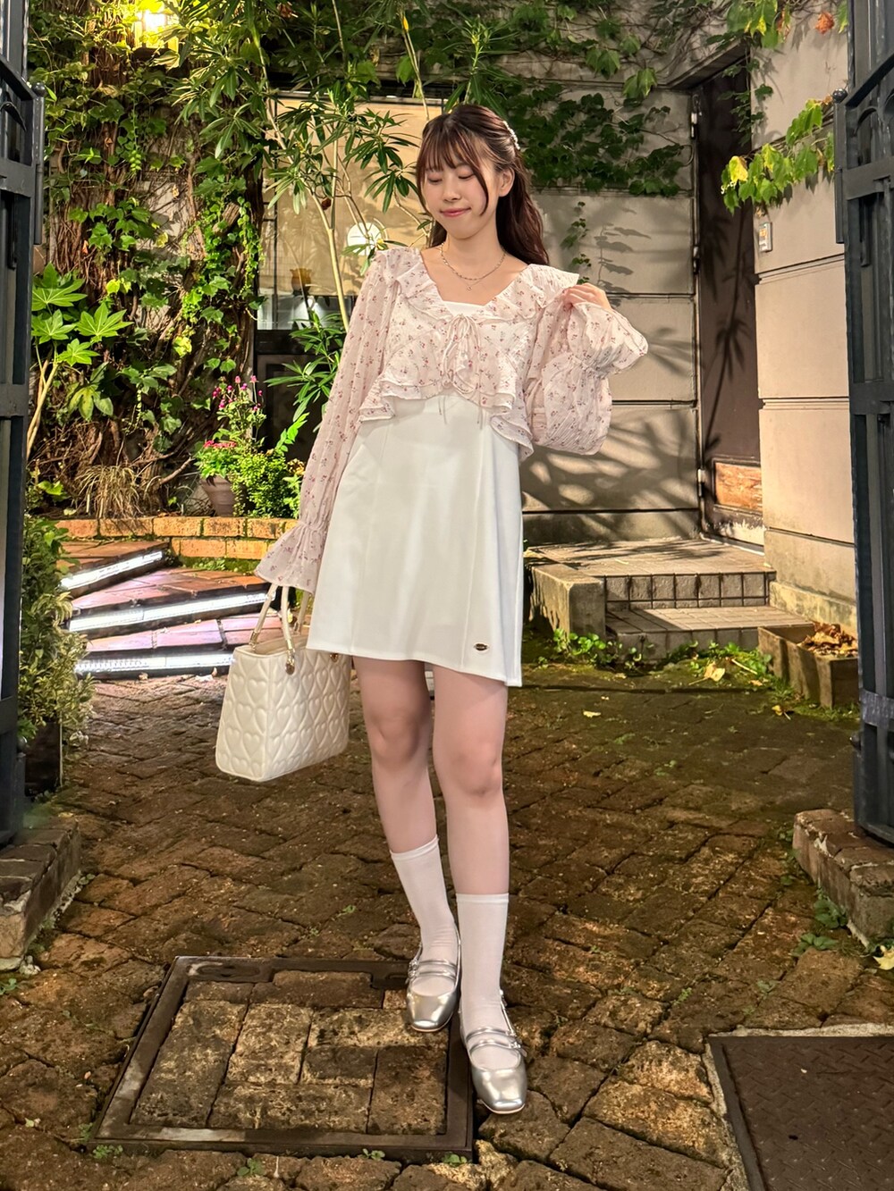 ピンク系のワンピース/ドレス、ホワイト系のショルダーバッグ、ブラック系のパンプスを着用したレディースの夏コーディネートの2枚目の写真