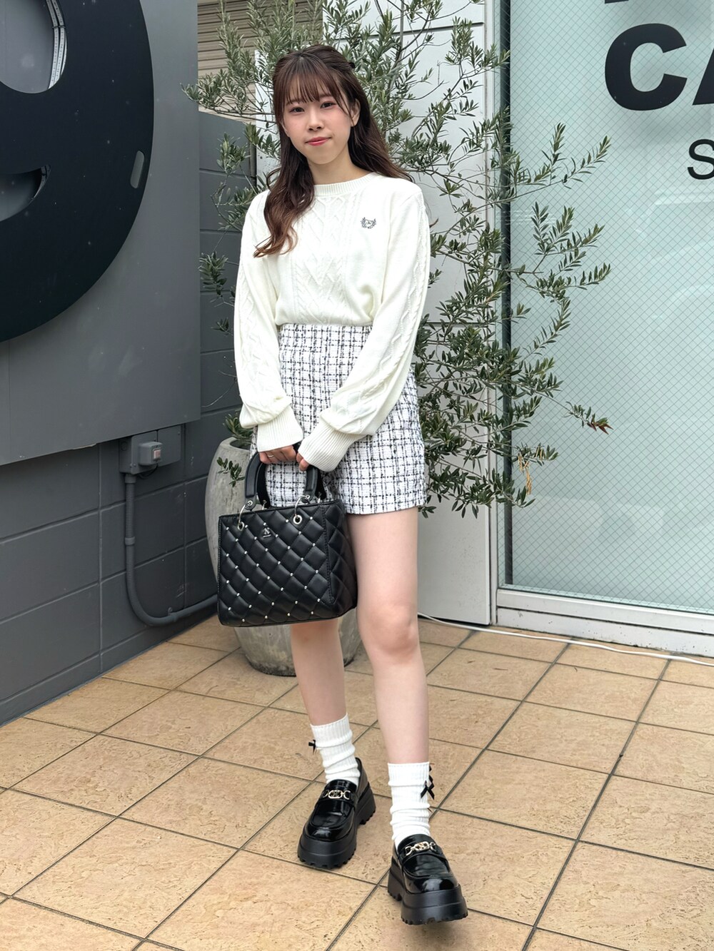 「カジュアルコーデ、春服コーデ、春ファッション、お洒落さんとつながりたい、骨格ウェーブ、モノトーンコーデ、カジュアルガーリー、おでかけコーデ、ケーブルニット、ショートパンツ、ニット、キルティングバッグ、ローファー、ナイスクラップ、ガーリー」|「one after another NICE CLAUPのワンポイント刺繍ケーブルニット(ニット/セーター、ホワイト系)」を使った、ゆうはさん(レディース・155cm)の冬コーディネートの5枚目の写真