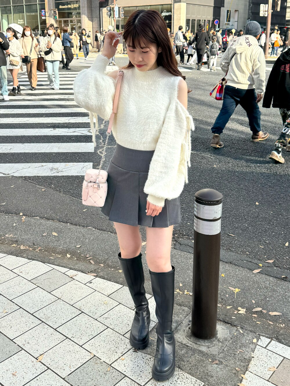 ホワイト系のニット/セーター、グレー系のスカート、ピンク系のショルダーバッグを着用したレディースの冬コーディネートの4枚目の写真